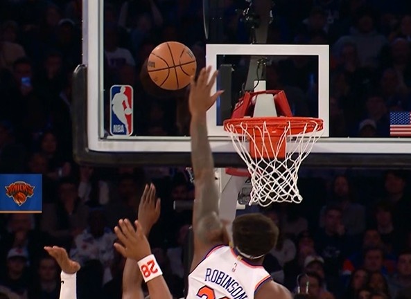 候个正着!哈登突破左手上篮被米切尔·罗宾逊钉板大帽