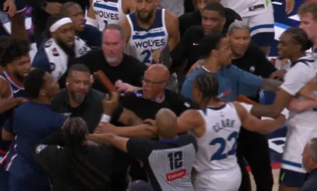 开云体育官网-快船、森林狼球员为争夺篮球发生冲突，伦纳德：看，打架了